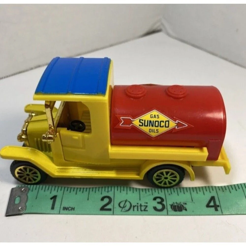 Readers Digest Collector’s Set of Classic Trucks Sunoco Gas Truck Diecast BB8